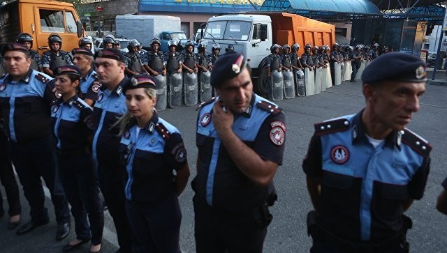 Перестрелка между захватившими здание ППС и полицией в Ереване